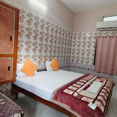 Sri Yoga Mandir Hotel Varanasi Exterior photo