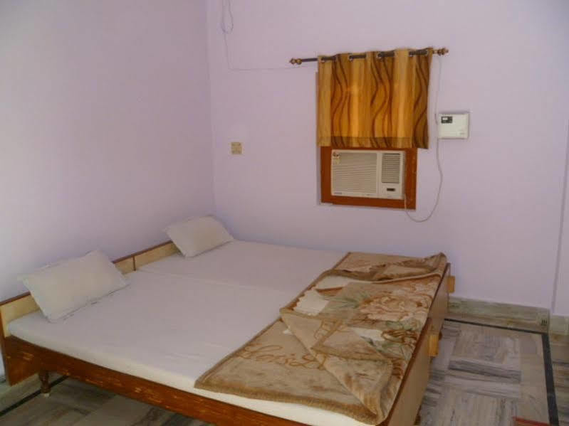 Sri Yoga Mandir Hotel Varanasi Exterior photo